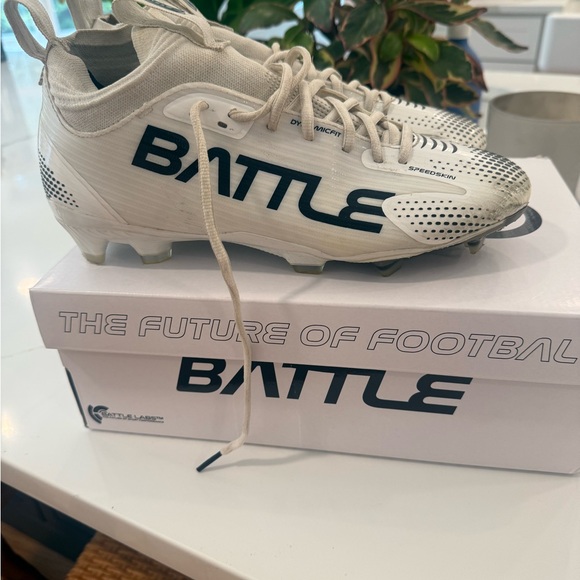 Battle Astrofly Football Cleats in White - Picture 1 of 1